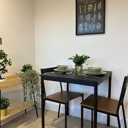 Awesome Refurbished 1 Bed Flat Few Steps To High St ! - 2 East House Leilighet Epsom Eksteriør bilde